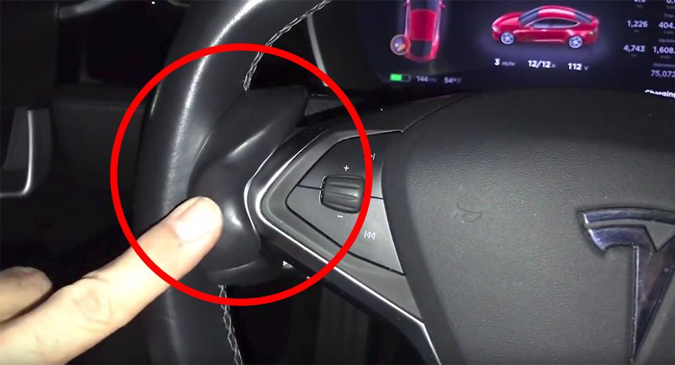 "Autopilot buddy" fästs på ratten – vips tror autopiloten att föraren alltid håller i ratten.