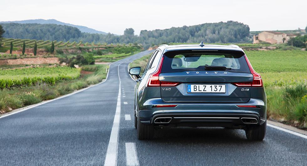 Formspråket från Volvo V90 går igen hos V60. Den rakare bakstammen gör gott för lastvolymen i bagageutrymmet.