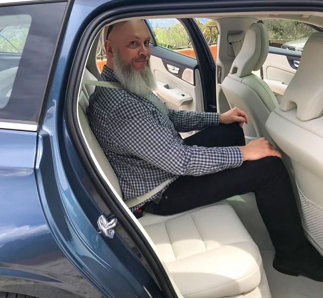 Benutrymmet räcker fint i baksätet men låg sitthöjd och hög kardantunnel gör mittplatsen obe-kväm.