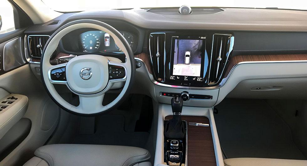 Interiören ser ut som i andra moderna bilar från Volvo. Snygg design och i huvudsak bra känsla i knappar och rattar.