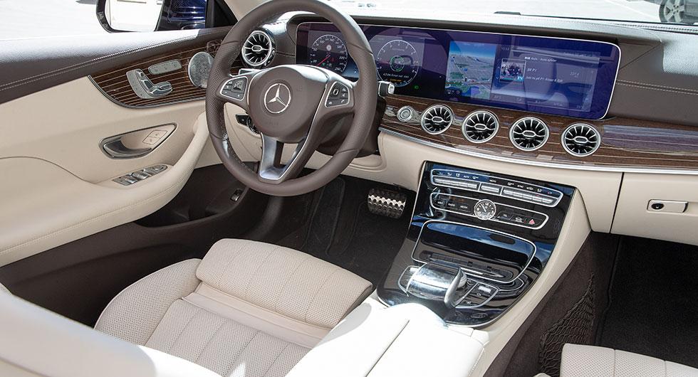 Fjärran forna lågmälda Mercedes. Inredningen i provbilen delar åskådarna i två läger.
