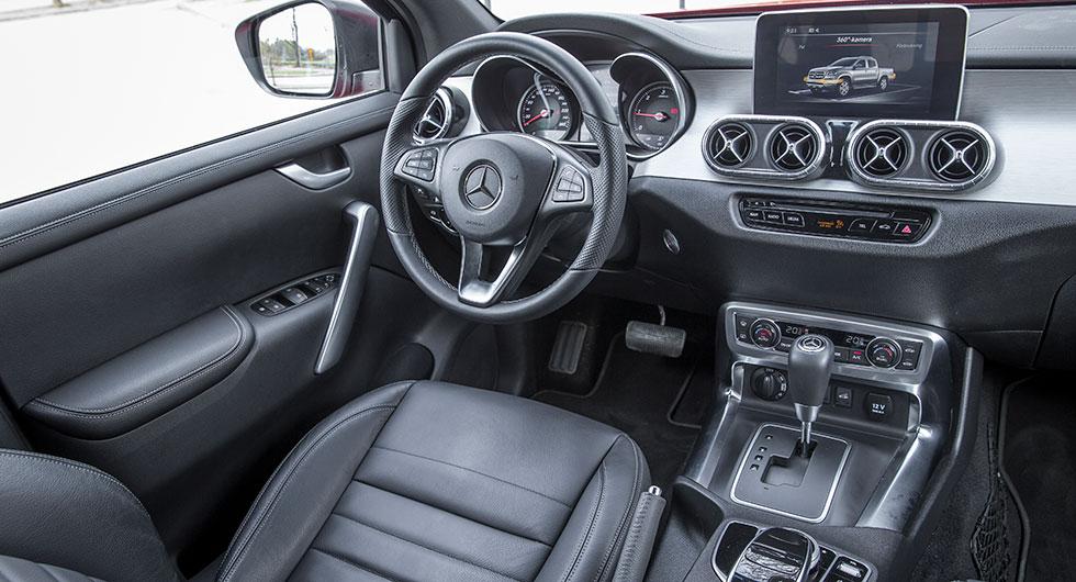 Lyxigt för en pickis men inte riktigt lika påkostat som i Mercedes större personbilar. Enkla in-strument och reglage.