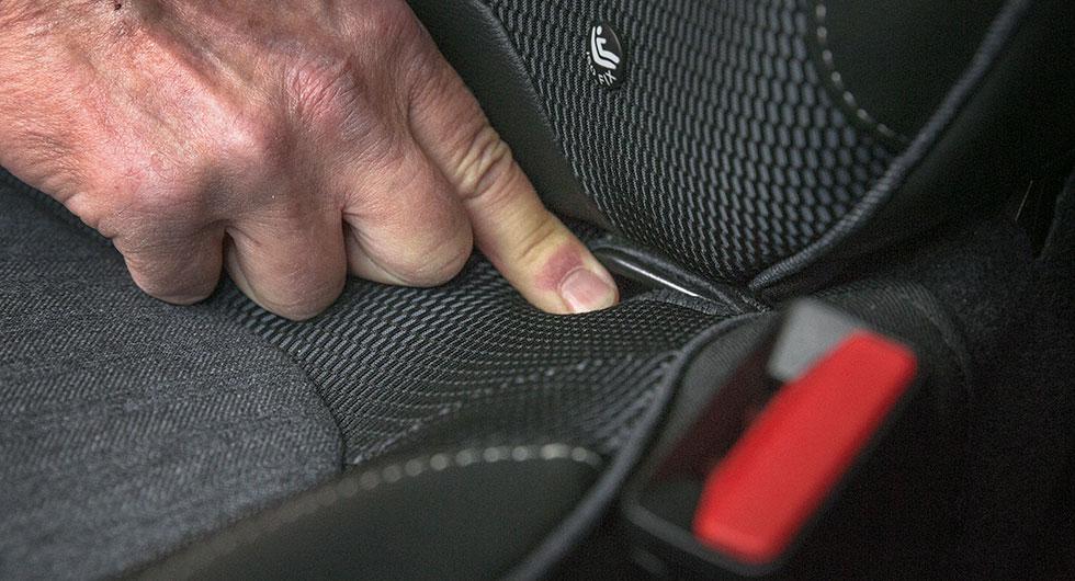 Frågeställaren söker en bil med Isofix-fästen i framsätet.