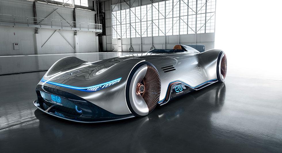 Mercedes silverpil siktar framåt