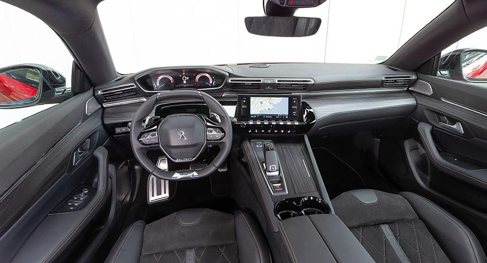 I-Cockpit kallar Peugeot sin digitala instrumentering som man använt sedan nya 208 kom år 2012. Instrumenten fungerar bra men vissa reglage är svåra att använda innan man blivit van.