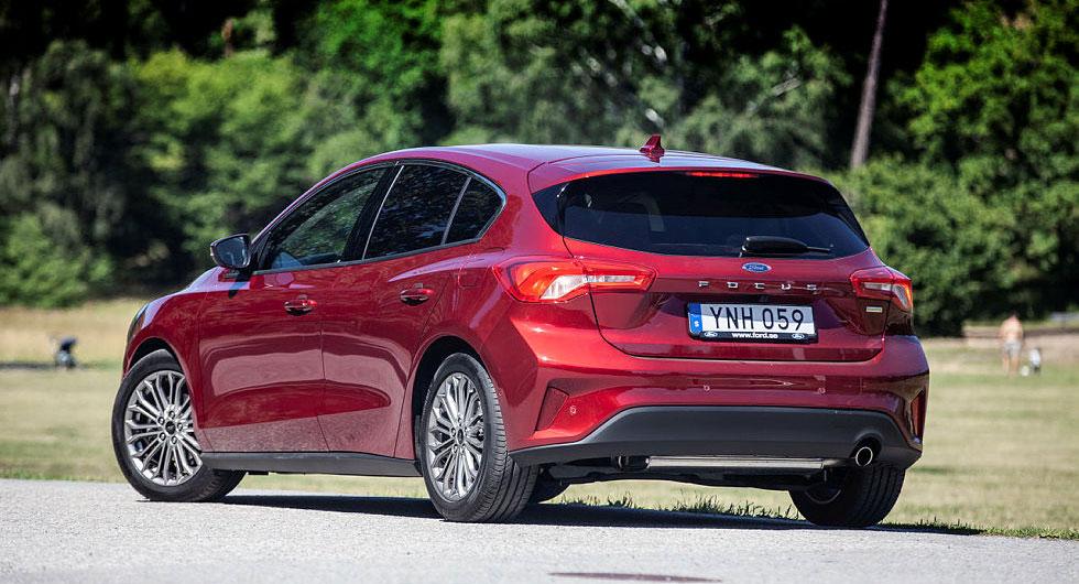 Snett bakifrån påminner karosslinjerna starkt om Mazda 3.