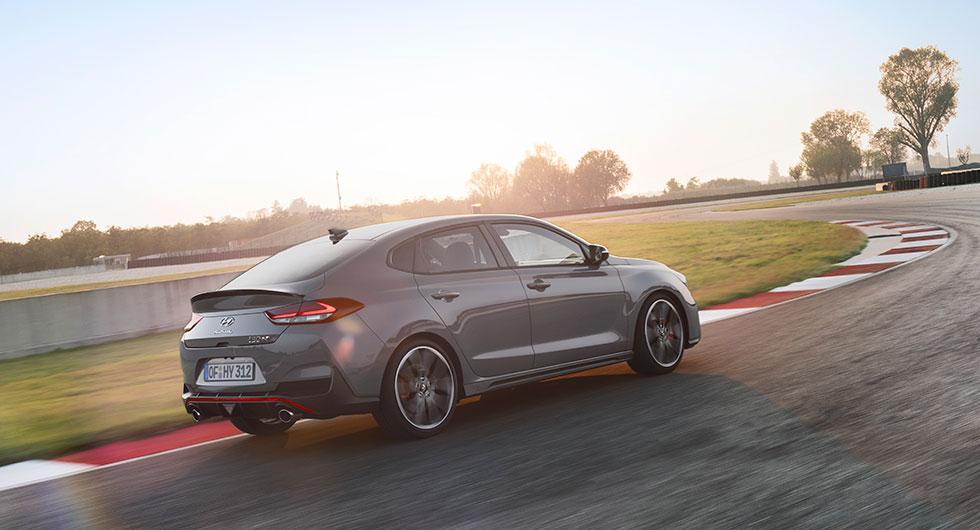 Sportig coupé-praktikalitet