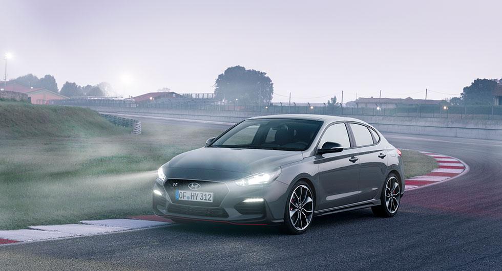 Sportig coupé-praktikalitet