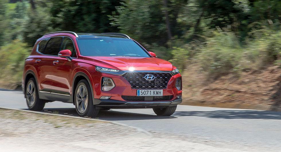 ”Kaskadgrillen”, som Hyundai kallar den, knyter an till märkets andra modeller. Allt ljussken kommer från LED-lampor.