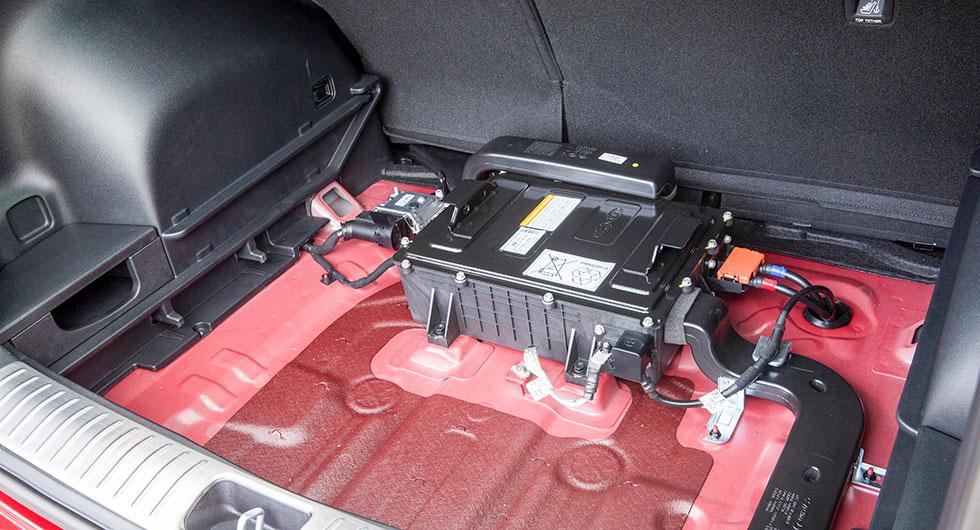 Under lastgolvet och en frigolitkåpa hittar man 48V-batteriet. Systemet väger totalt 32 kg.