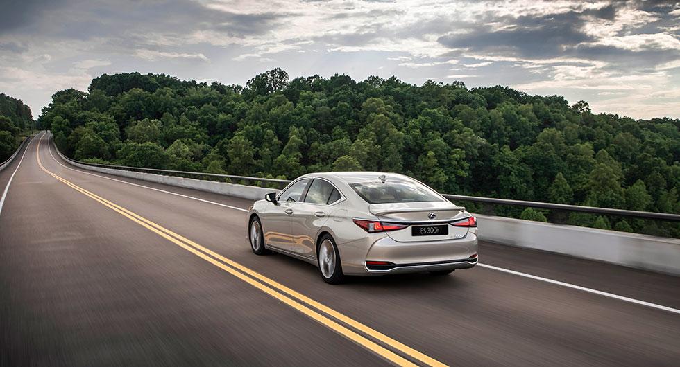 Så mycket kostar Lexus ES i Sverige