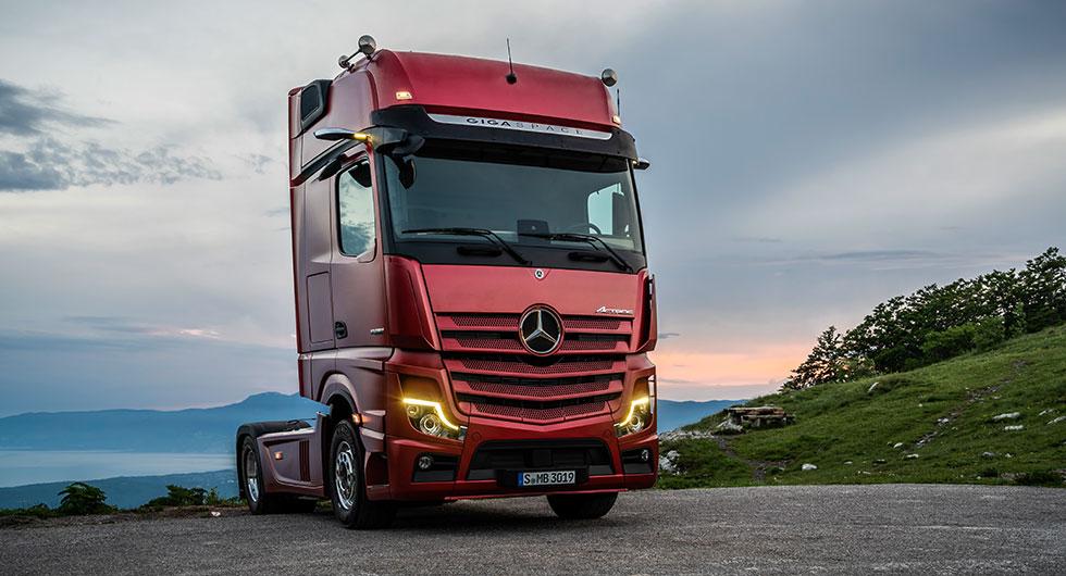 Mercedes lastbil saknar speglar
