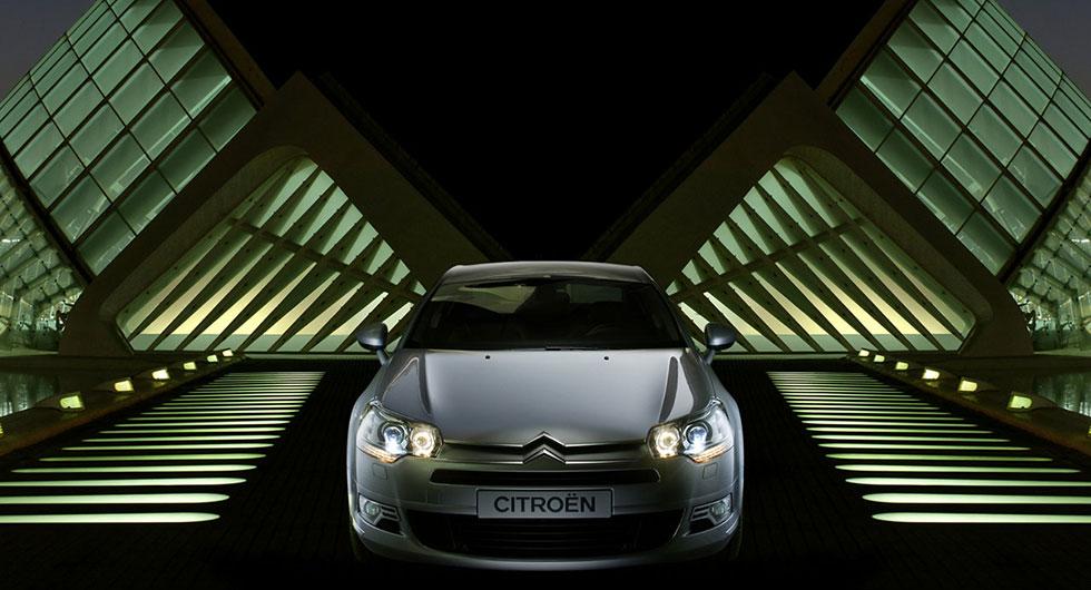 Frågeställaren undrar om det är tillåtet att höja effekten i sin Citroën C5 från 2010 med en så kallad effektbox.