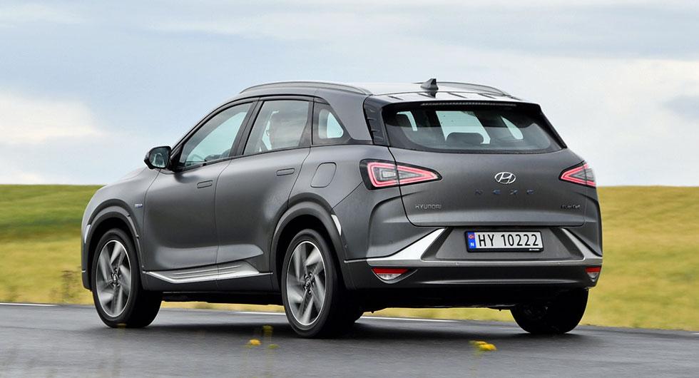Handtag infällda i karossen, Tesla med flera hälsar. Finns det inte lite av Citroën C4 Spacetou-rer (tidigare C4 Picasso) och DS4 över linjespelet?