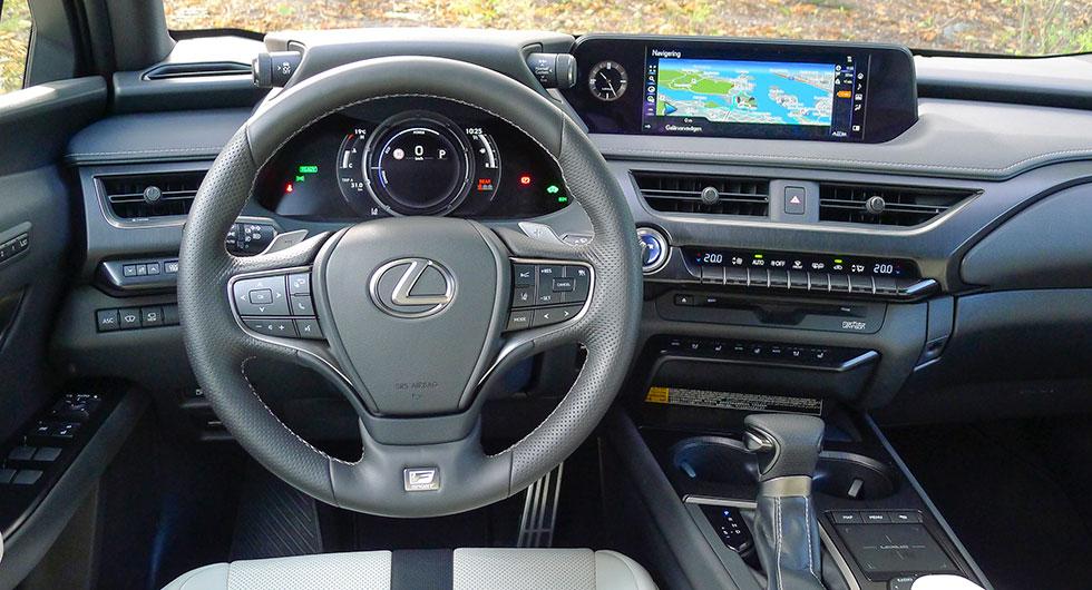 Förarmiljön påminner om större Lexusmodellers. Fin känsla i detaljer och material.