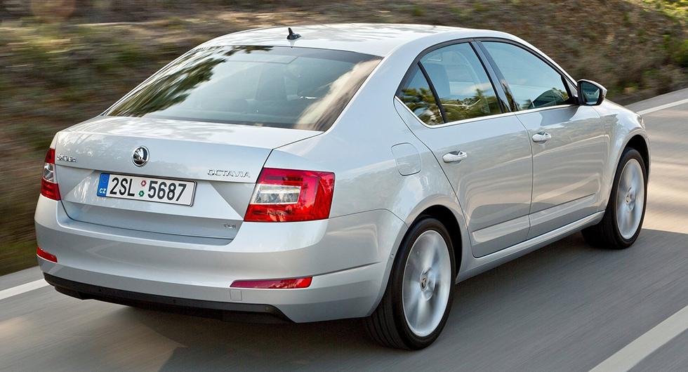 Frågeställaren har en Skoda Octavia från 2013 och undrar varför det är så komplicerat och dyrt att byta bromsljus.