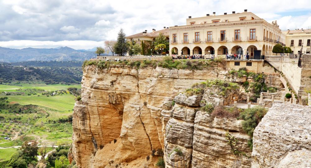 Parador de Ronda ligger precis intill den djupa ravinen och Ponte Nuevo. Utsikten är hisnande och passar inte den som har anlag för svindel.