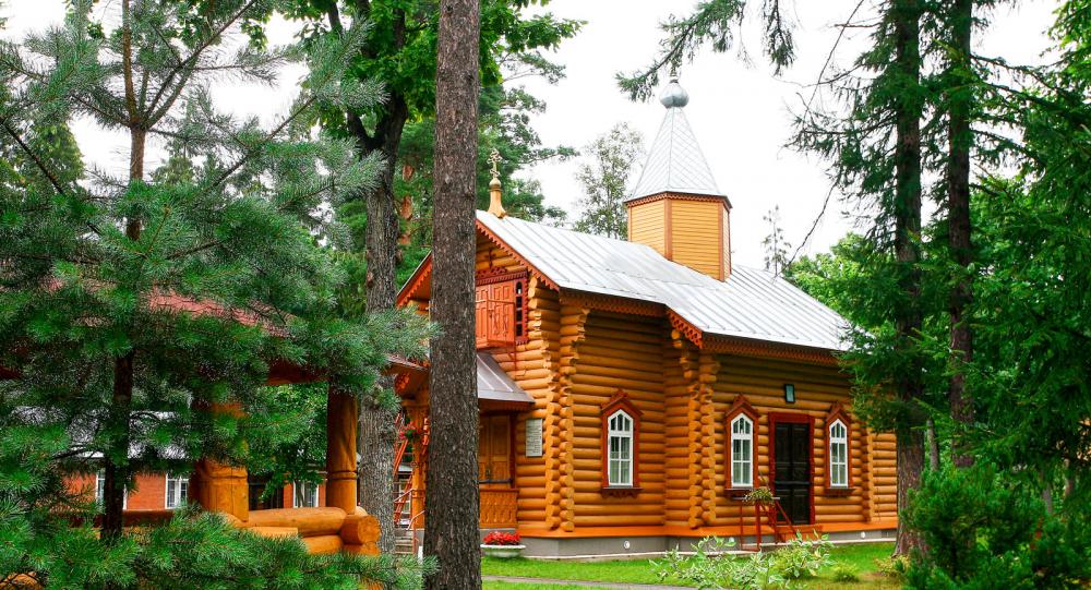 I sydöstra Estland står denna fint renoverade lilla kyrka helt omgiven av skog.