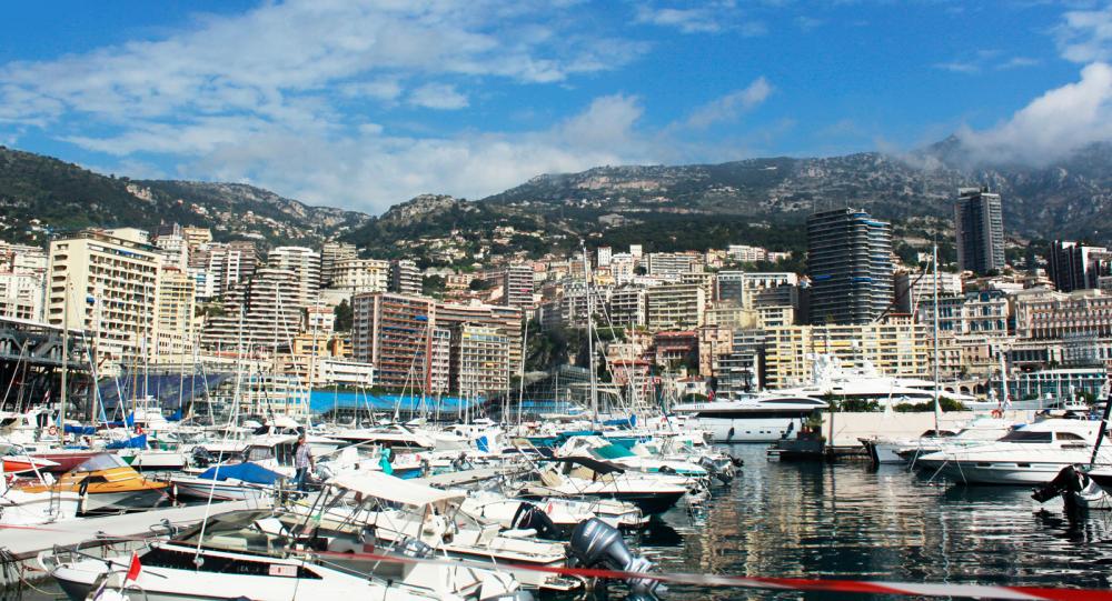 I stadsdelen Condamine ovanför Port Hercule i Monaco står höghusen tätt.