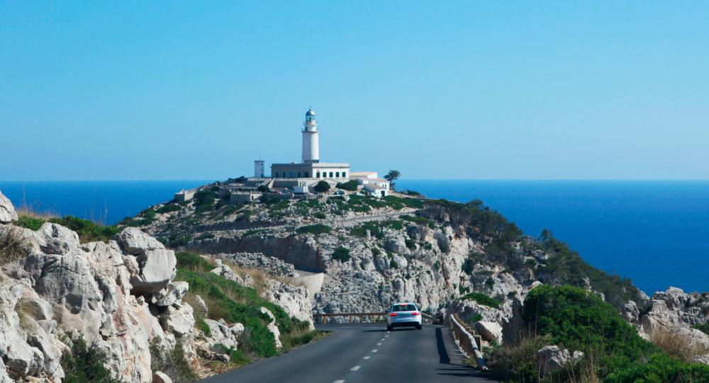 Mallorcas nordligaste punkt Cap de Formentor ligger två kilometers bilkörning från Puerto Pollença. Vyerna från den vindlande vägsträckan är svårslagna. Längst ute ligger fyren med milsvid utsikt över Medelhavet.