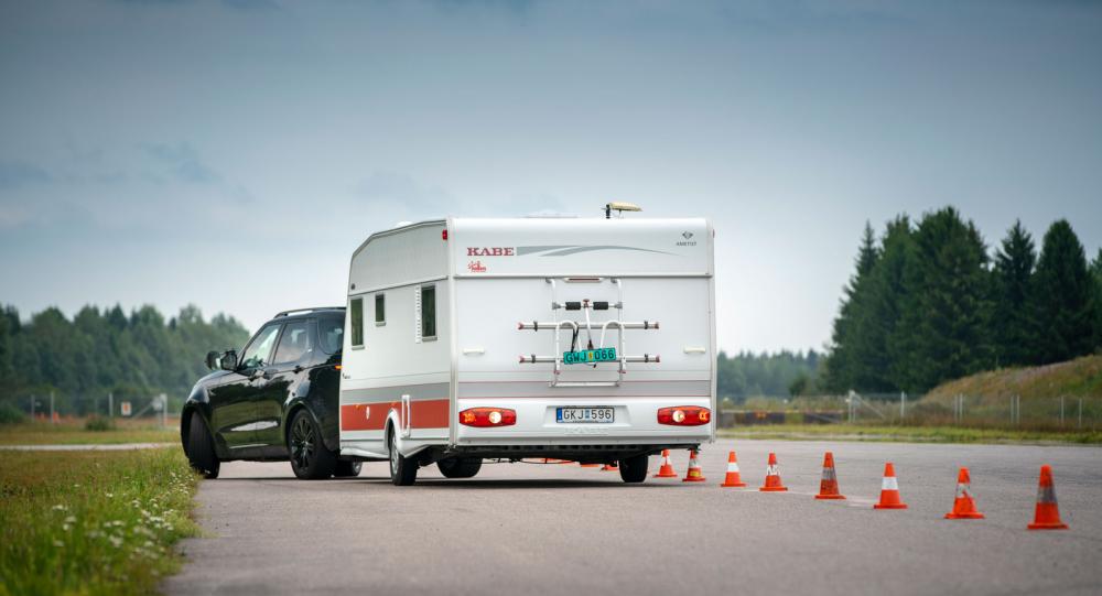 Att backa med släp är inte lätt för den som är ovan. Land Rovers släpvagnsassistans gör den krångliga manövern lättare.
