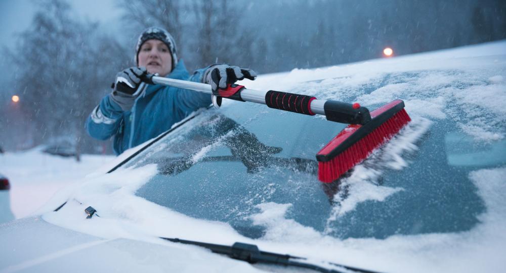 Slut på räckviddsångesten. Med en rejält tilltagen borste/skrapa är det ingen match att få bilen snö- och isfri.
