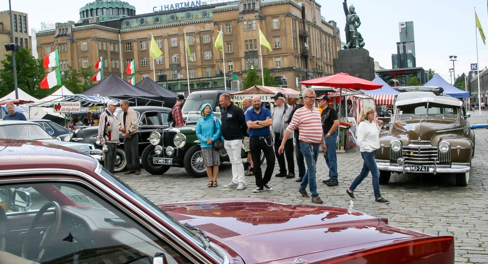 Italiensk piazza? Nej, men väl salutorget i Vasa varifrån veteranbilsturerna utgår sommartid.