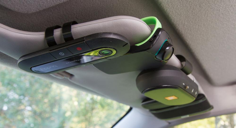 En lös handsfree-enhet plockar man lätt med sig mellan bilar – eller exempelvis båten.