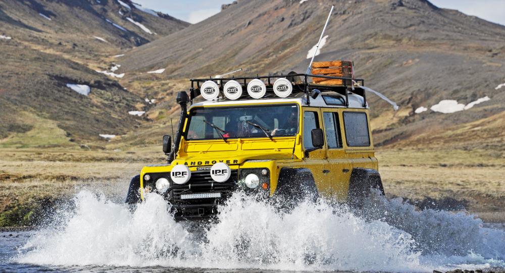 Joi Sigurdsson med en Landrover Defender tar sig igenom ”Tusen strömmars väg”, tillsammans med Vi Bilägare, uppför vulkanen Hegill.