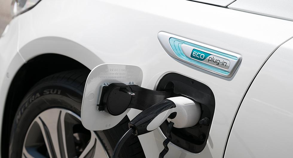 Frågeställarens körmönster består av 6,4 mil motorväg varje dag och undrar om det är värt att satsa på laddhybrid.
