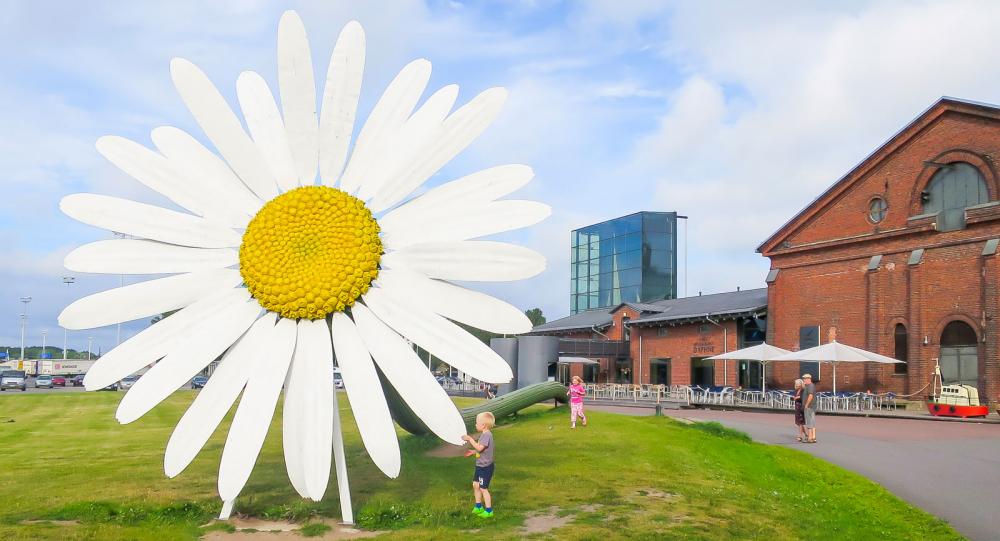 Tåliga konstinstallationer blir till lekplats utanför Forum Marinum i Åbo.