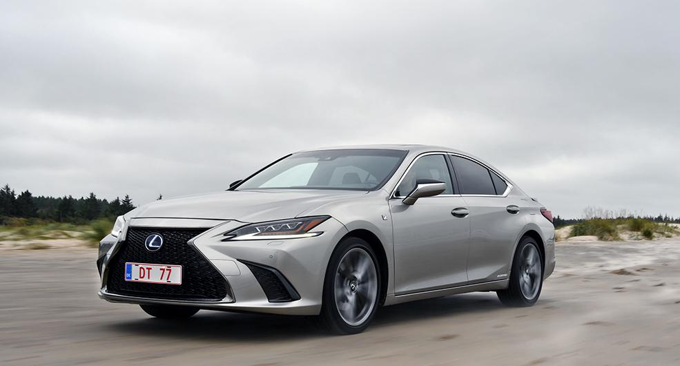 Spindelgrill kallar Lexus den karaktärsstarka grillen på ES, här i F-Sportutförande. Färgen kallas ”Sonic Titanium”. 19-tumshjul är standard.