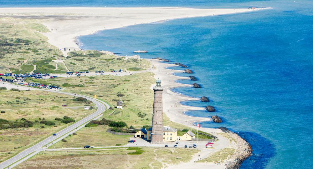 På udden Grenen ett par kilometer norr om Skagen möts Skagerak och Kattegatt och vågreflexerna bildar ibland spännande skuggor från två håll.