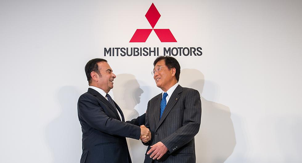 Carlos Ghosn tillsammans med Mitsubishis vd Osamu Masuko i samband med att Mitsubishi ingick samarbete med Nissan 2016. Masuko har tagit över rollen som tillförordnad styrelseordförande i Mitsubishi efter att Ghosn avsatts från posten.