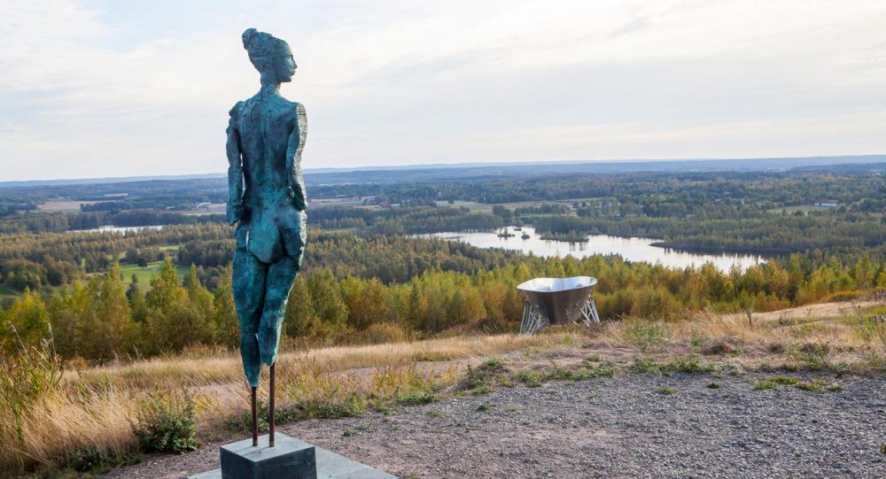 Richard Brixel, Lars Vilks och Kent Karlsson hör till konstnärer som fått plats med sina verk på den ”brinnande” Kvarntorpshögen.
