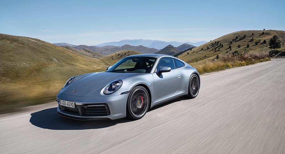 Porsche 911 kör bättre genom vattenpölarna