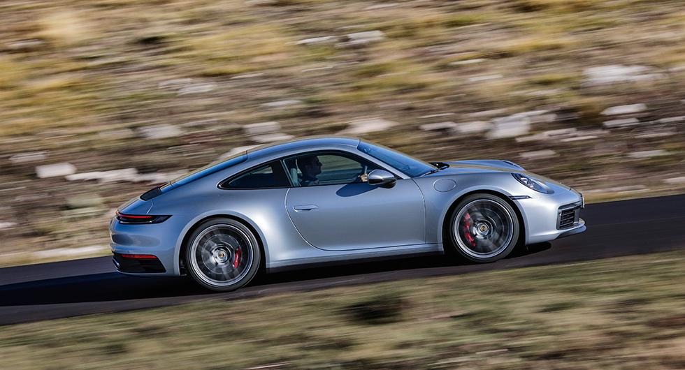 Porsche 911 kör bättre genom vattenpölarna
