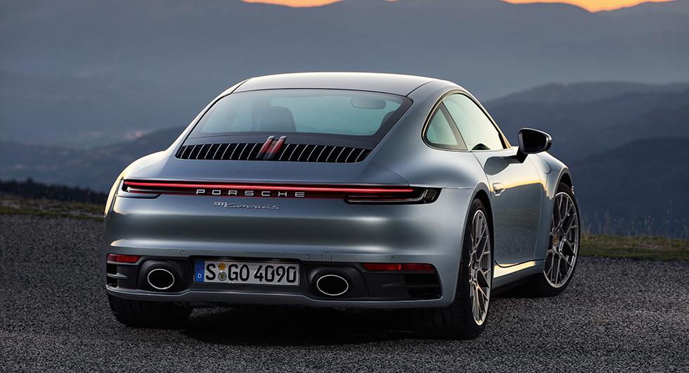 Porsche 911 kör bättre genom vattenpölarna