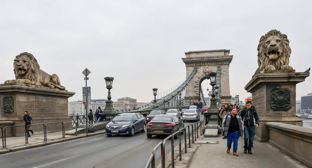 Kedjebron är den äldsta förbindelsen över Donau och en symbol för sammanslutningen av stadsdelarna.