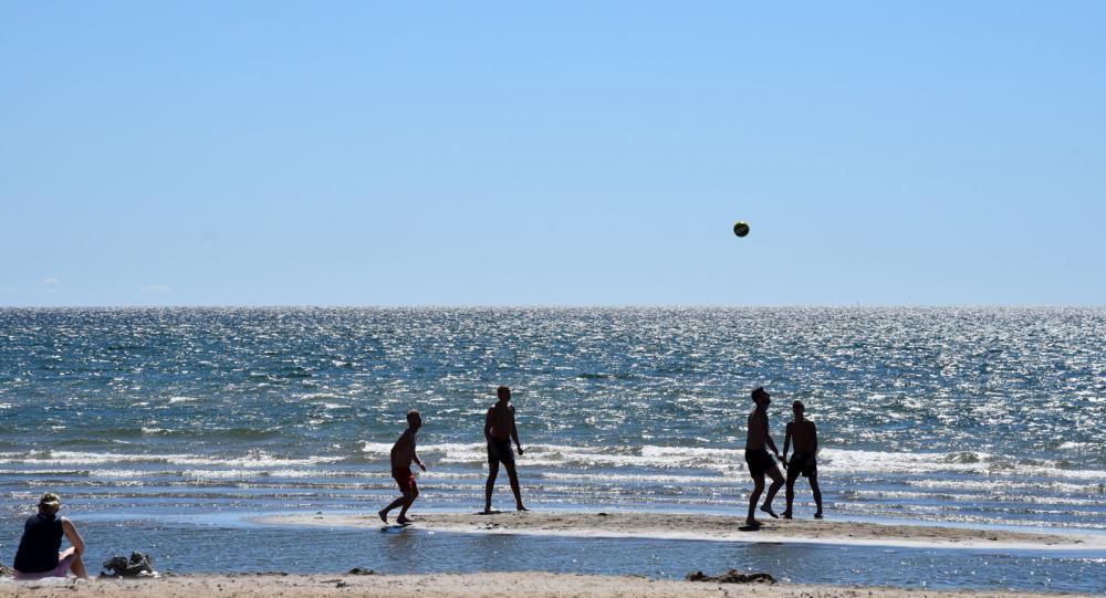 På Skrea strand trivs semesterfirare som söker sol, salta bad och aktiviteter i långgrunt vatten.