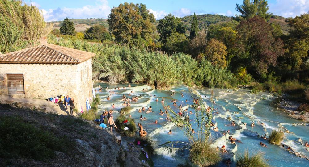 Cascate del Mulino ligger intill väg SP10, bara några minuter med bil från originalkällan inne på Terme di Saturnia. Här ställer man bilen intill vägrenen och tar sedan ett dopp i fria. Allt är gratis. Men ensam är man inte.
