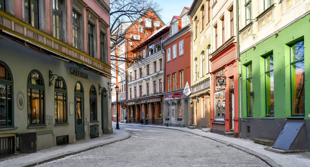 Rigas stadskärna lockar oss till promenader på stenlagda gator i vackra gränder.