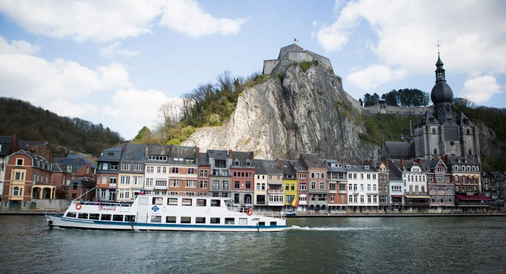 Dinant ligger som ett smycke längs floden Maas.