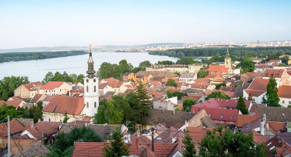 Några gator och trappor upp i nya stadsdelen Zemon är utsikten över Donau storslagen.