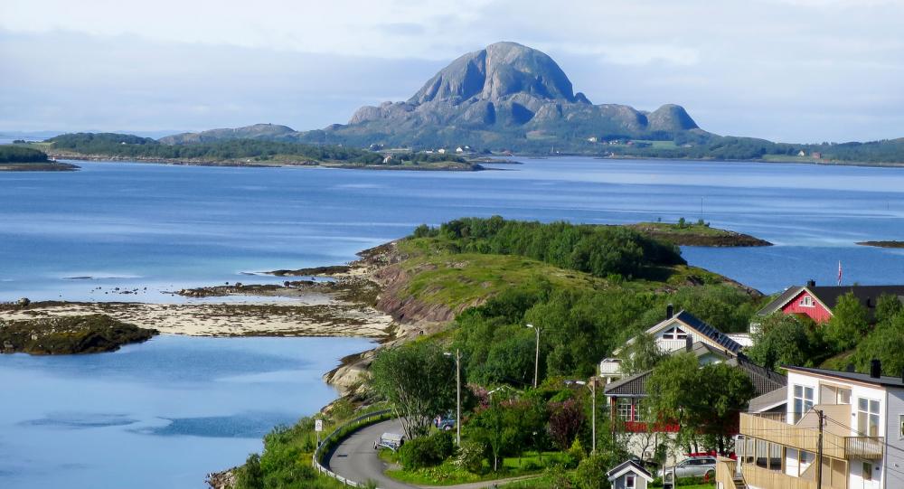 Torghatten gör sig bra både på avstånd och som upplevelse inne i berget, en 160 meter lång vandring.