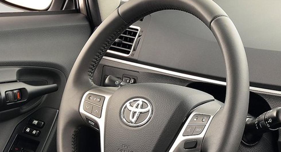Frågeställaren äger en Toyota Verso och undrar om det är korrekt att man manuellt måste koppla på lyset när det är dags att köra med släp.
