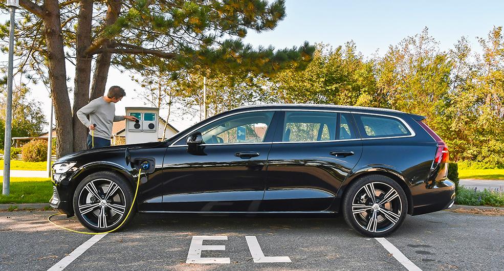 El och bensin är bränslena som gäller, inte diesel som i förra V60 laddhybrid. Kabel för vanliga vägguttag ingår men sladden med elbilskontakt (typ 2) i båda ändar kostar 2 020 kr extra – snålt!