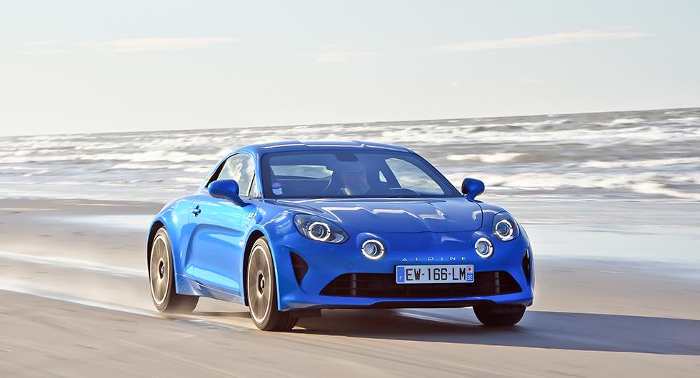 Hej snygging! Alpine A110 bär tydliga drag från sina föregångare. Under 1970-talet vann Alpine både rally-VM och 24-timmars på Le Mans.