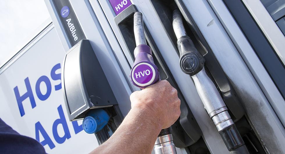 Tanka dieselbilen med växtolja och slaktavfall? Tänk på att HVO100 inte är godkänt för alla bilar.