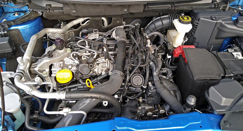Renare avgaser, men installationen ger milt uttryckt ett stökigt intryck. Nissan har dock fått bättre kontroll på bilens kylning och Qashqaiägaren behöver inte längre täcka grillen vintertid.